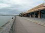  alignement de boutiques de marques sur les quais